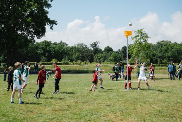 Junge Menschen spielen im Emscherland in Recklinghausen Korfball