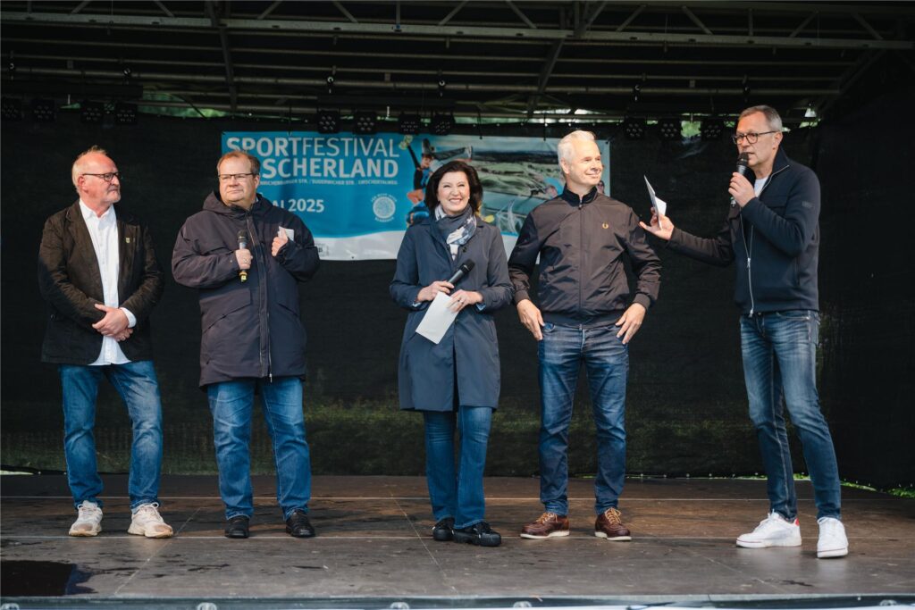 Sie eröffneten gemeinsam das Sportfestival im Emscherland in Recklinghausen: (v.l.) Marc Sprick (Stadtsportverband), Sportdezernent Dr. Sebastian Sanders, Vize-Bürgermeisterin Marita Bergmaier, Dr. Frank Obenaus (Vorstand Wassermanagement und Technik von Emschergenossenschaft/Lippeverband) und Jochen Sandkühler (Sachgebietsleiter Sport bei der Stadtverwaltung). Sie eröffneten gemeinsam das Sportfestival im Emscherland in Recklinghausen: (v.l.) Marc Sprick (Stadtsportverband), Sportdezernent Dr. Sebastian Sanders, Vize-Bürgermeisterin Marita Bergmaier, Dr. Frank Obenaus (Vorstand Wassermanagement und Technik von Emschergenossenschaft/Lippeverband) und Jochen Sandkühler (Sachgebietsleiter Sport bei der Stadtverwaltung).
