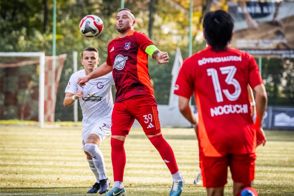 Yanni Regäsel (M.) war auch Kapitän des TuS Bövinghausen. Yanni Regäsel (M.) war auch Kapitän des TuS Bövinghausen.
