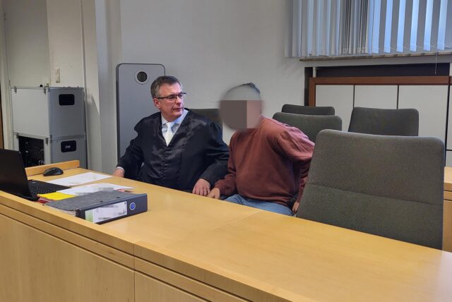 Hat sich doch noch bei seinen Opfern entschuldigt: der Angeklagte aus Marl neben seinem Verteidiger Michael Welzel im Essener Landgericht.