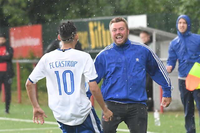 Yassin Bouchantiya (l.) und Trainer Tino Westphal feiern den Siegtreffer des FC Castrop-Rauxel.