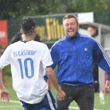 Yassin Bouchantiya (l.) und Trainer Tino Westphal feiern den Siegtreffer des FC Castrop-Rauxel.