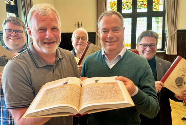 Fünf Menschen präsentieren ein Buch im Aplerbecker Amtshaus.
