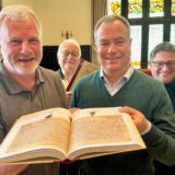 Fünf Menschen präsentieren ein Buch im Aplerbecker Amtshaus.
