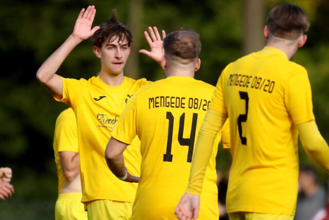 Spieler von Mengede 08/20 jubeln.