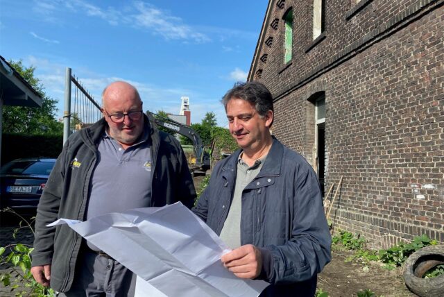 Peter Stiller und Vitus Terhörne studieren den Abrissplan.