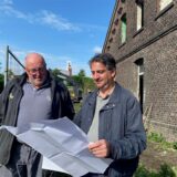 Peter Stiller und Vitus Terhörne studieren den Abrissplan.