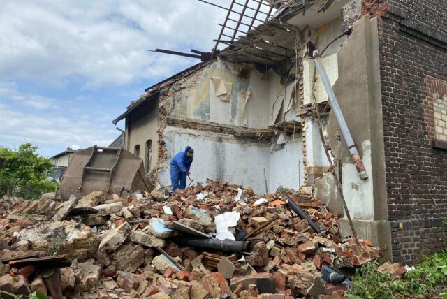 Außenansicht eines alten Zechenhauses in Herten-Langenbochum. Die Rückseite des Gebäudes an der Feldstraße ist bereits abgerissen worden.