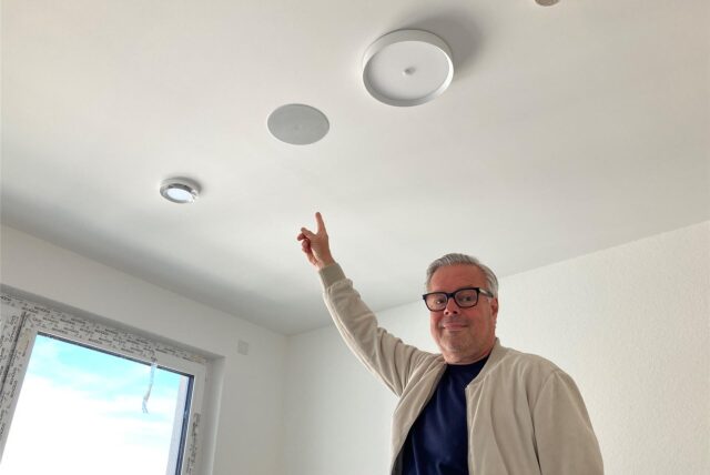 Investor Markus Römer zeigt den Lautsprecher, der sich in jedem Raum einer Wohnung des Hülser Tores befindet.