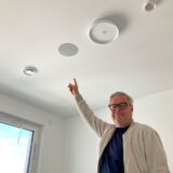 Investor Markus Römer zeigt den Lautsprecher, der sich in jedem Raum einer Wohnung des Hülser Tores befindet.