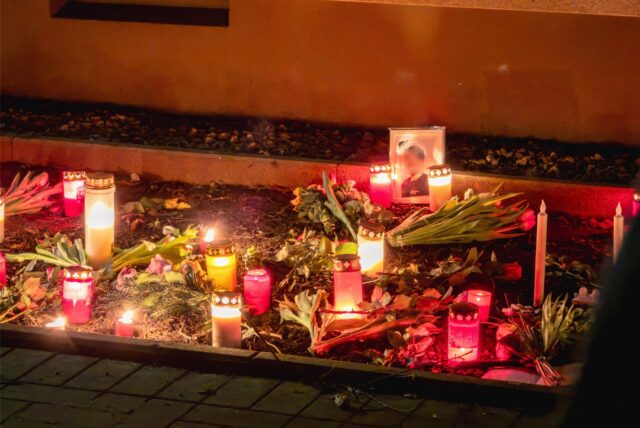 Eine Gedenkstelle vor der Wohnung der getöteten Sarah U. in Dortmund.