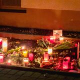 Eine Gedenkstelle vor der Wohnung der getöteten Sarah U. in Dortmund.