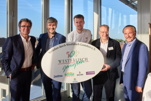 Im Bild von links: Max Stroetmann, Präsident Westfälisch Genießen, Johannes Riepe, Burkhard Riepe, Günther Overkamp, Sprecher der Gastronomen bei Westfälisch Genießen, Dr. Wolfgang Henke, Hauptgeschäftsführer Dehoga Westfalen