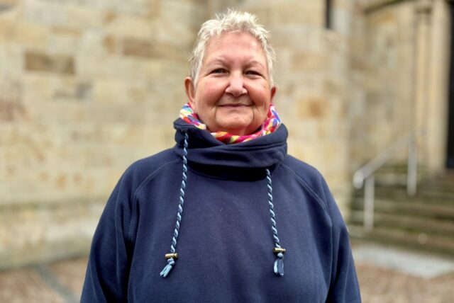 Vera Kiefer vor der St. Lambertuskirche in Castrop-Rauxel.