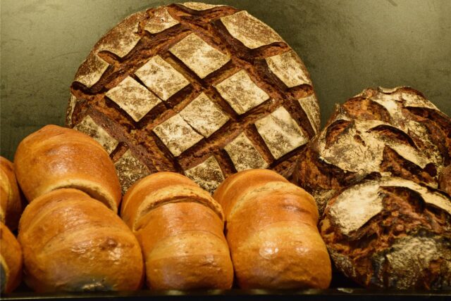 Brot und Brötchen gibt es am Feiertag in vielen Bäckereien in Haltern.