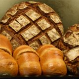 Brot und Brötchen gibt es am Feiertag in vielen Bäckereien in Haltern.