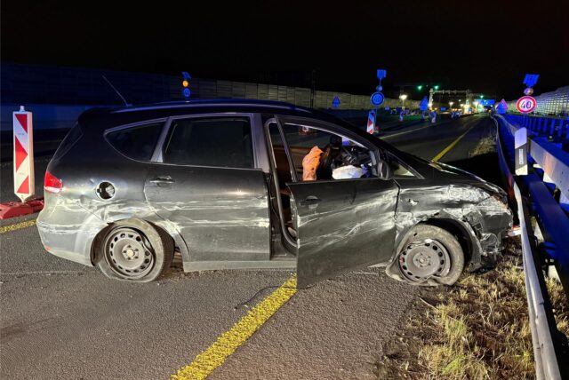 Ein verunfallter Seat steht quer auf der A43 im Kreuz Recklinghausen, die Reifen sind geplatzt, die rechte Seite mit Dellen und Kratzern übersät