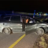 Ein verunfallter Seat steht quer auf der A43 im Kreuz Recklinghausen, die Reifen sind geplatzt, die rechte Seite mit Dellen und Kratzern übersät