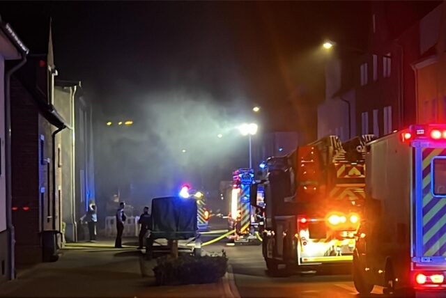 Mehrere Feuerwehr-Fahrzeuge mit Blaulicht auf der Feldstraße in Herten.