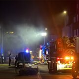 Mehrere Feuerwehr-Fahrzeuge mit Blaulicht auf der Feldstraße in Herten.