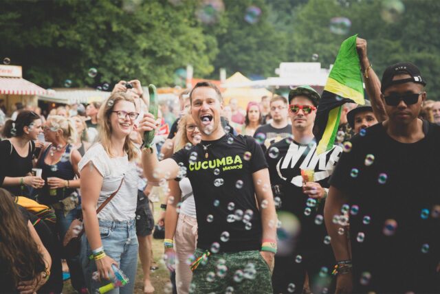 Feiernde Menschen auf einem Festival.