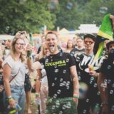 Feiernde Menschen auf einem Festival.