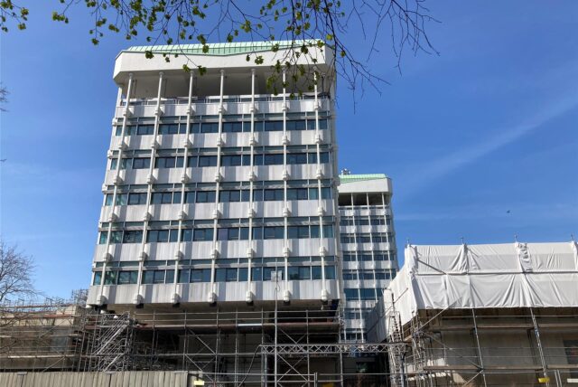 Die Fassade des Turms I des Marler Rathauses erstrahlt bereits in neuem Glanz. Innen muss jetzt auf allen Etagen der frische Estrich wieder herausgebrochen und erneuert werden.
