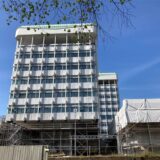 Die Fassade des Turms I des Marler Rathauses erstrahlt bereits in neuem Glanz. Innen muss jetzt auf allen Etagen der frische Estrich wieder herausgebrochen und erneuert werden.