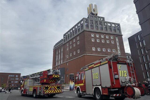 Zwei Einsatzwagen der Feuerwehr stehen vor dem Dortmunder U.