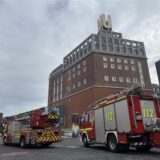 Zwei Einsatzwagen der Feuerwehr stehen vor dem Dortmunder U.