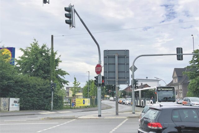 Blick auf die „Lidl-Kreuzung“ und die Dreiecksinsel an der Rechtsabbiegespur.