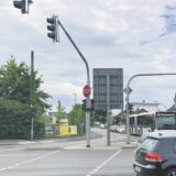 Blick auf die „Lidl-Kreuzung“ und die Dreiecksinsel an der Rechtsabbiegespur.