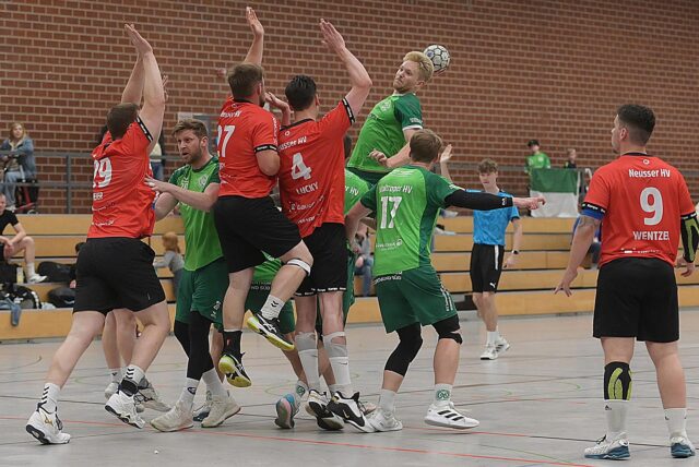 Beim Signal-Iduna-Cup im Rahmen des 55-jährigen Geburtstages des Waltroper Handballvereins traf der WHV unter anderem auf den Neusser HV.