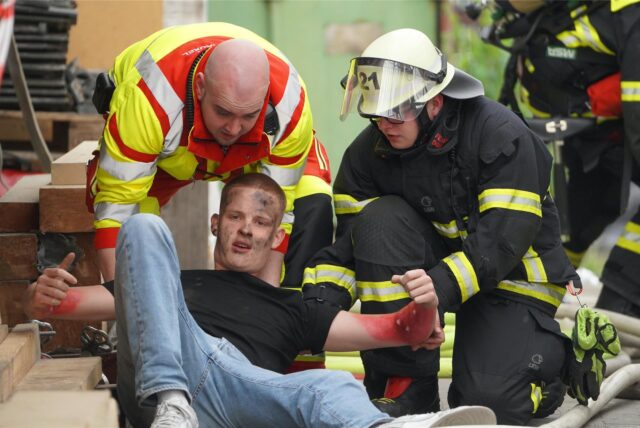 Im fiktiven Szenario der Feuerwehrübung in Bodelschwingh mussten auch Verletzte versorgt werden.