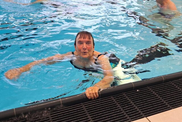 Gerda Stemheim hält sich im Sportbad Westerholt an Beckenrand des großen Schwimmbeckens fest.