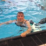 Gerda Stemheim hält sich im Sportbad Westerholt an Beckenrand des großen Schwimmbeckens fest.