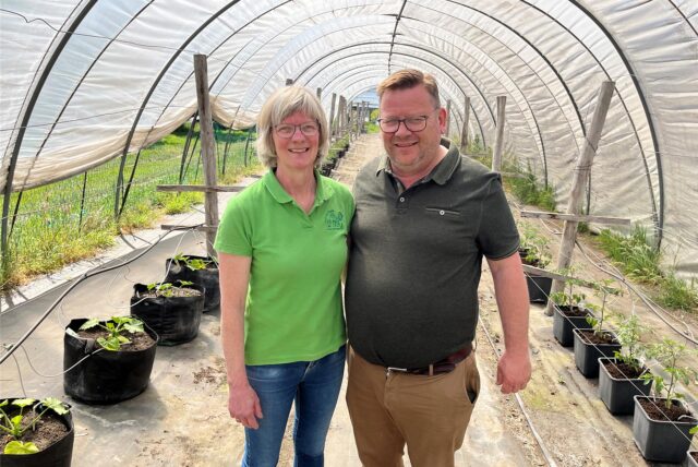 Dorothee und Andreas Vortmann in ihrem Folientunnel, der die Pflanzentheke vor Wind und Wetter schützt.