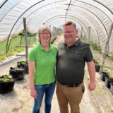 Dorothee und Andreas Vortmann in ihrem Folientunnel, der die Pflanzentheke vor Wind und Wetter schützt.