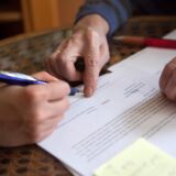Rechtliche Betreuer kümmern sich etwa um die amtlichen und finanziellen Angelegenheiten der Betreuten.