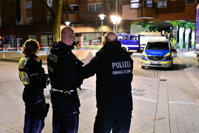 Nach der blutigen Auseinandersetzung am 15. Februar 2025 sichert die Polizei Spuren am Place d’Arras in Herten.