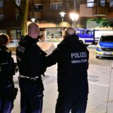 Nach der blutigen Auseinandersetzung am 15. Februar 2025 sichert die Polizei Spuren am Place d’Arras in Herten.