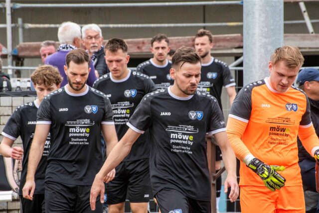 Spieler des TuS Haltern laufen aufs Feld