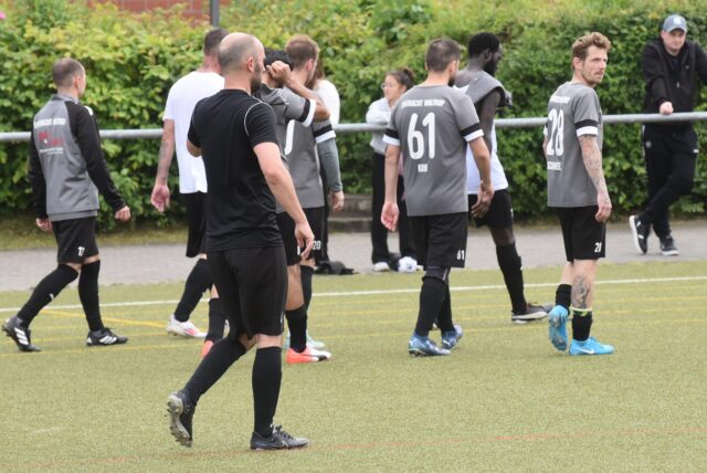 Großer Jubel sieht anders aus: Eintracht Waltrop hält die Klasse, hält sich aber noch bedeckt.