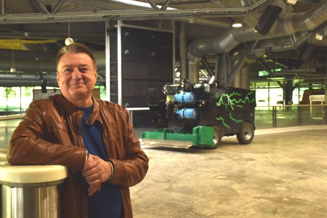 Christof Ropat steht in der Eishalle im Revierpark Wischlingen.