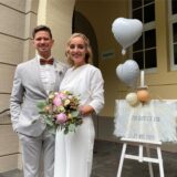 Ein Hochzeitspaar schaut in die Kamera.