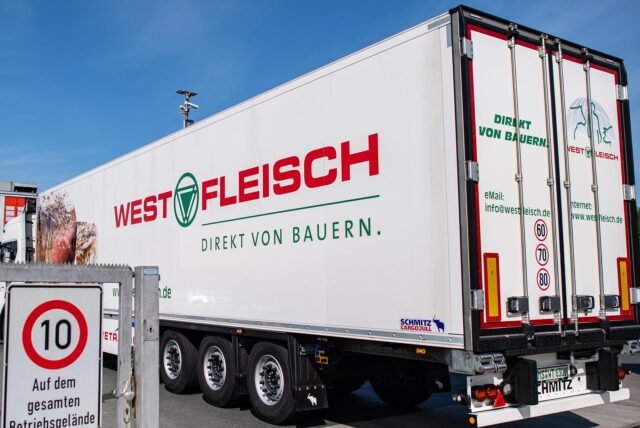 Ein LKW des Fleischverarbeiters Westfleisch fährt auf das Firmengelände in Coesfeld.