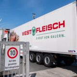 Ein LKW des Fleischverarbeiters Westfleisch fährt auf das Firmengelände in Coesfeld.