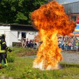 Viele Zuschauer verfolgen an der Feuerwache Datteln eine Übung mit einer Fettexplosion.
