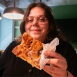 MZ-Volontärin Laura Wunderlich hält einen Rosinenstriezel in der Hand.