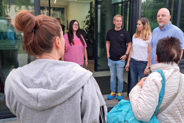 Badleiter Stefan Porwall, Pascal Prüter (Kaufmännischer Leiter) und Alexandra Germann (Leitung Service) stehen am Eingang des neuen Sportbades Westerholt und begrüßen die ersten Schwimmer.